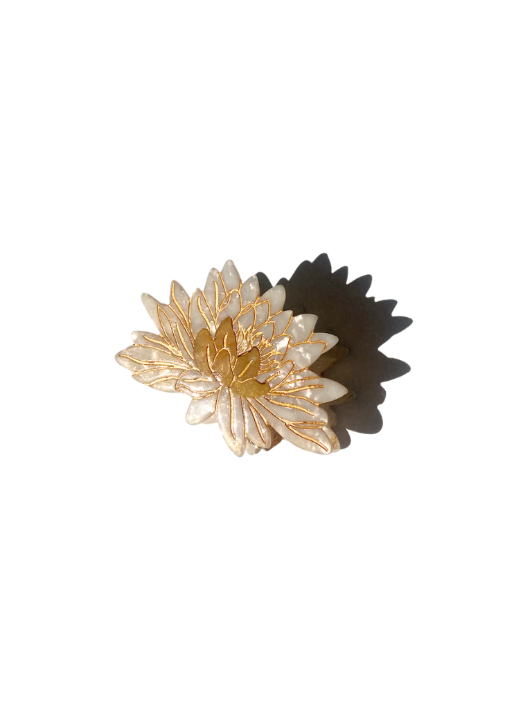 ACCESSORIES Waterlily Claw Clip in White Solar Eclipse