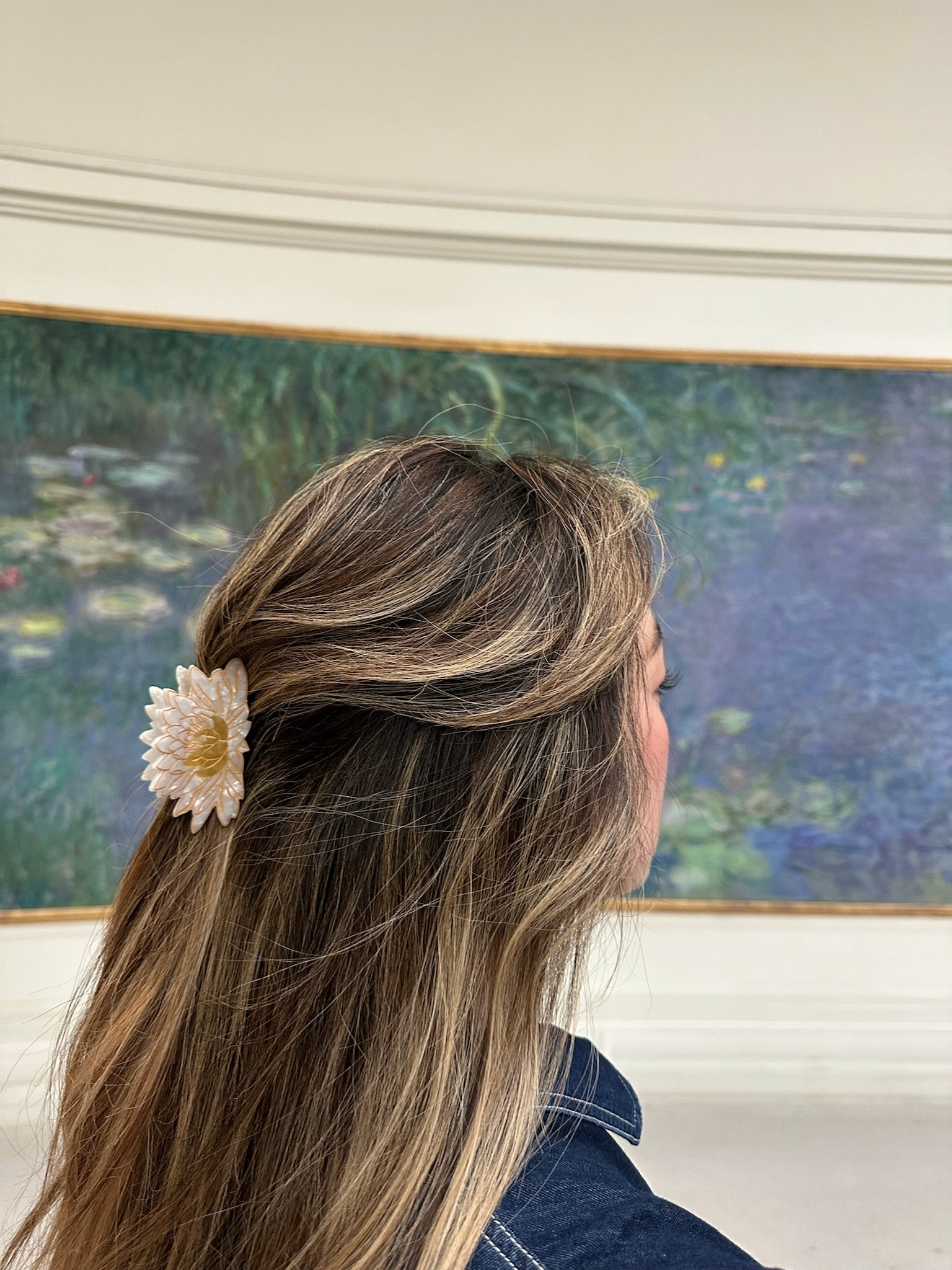 ACCESSORIES Waterlily Claw Clip in White Solar Eclipse