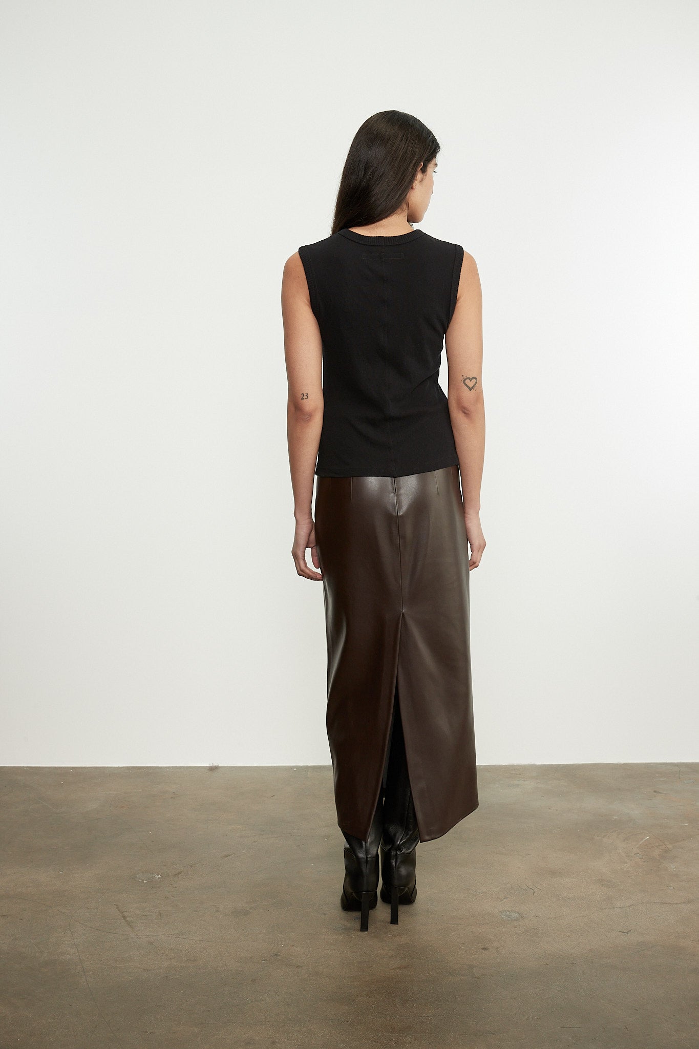 BLOUSES/SHIRTS/TOPS New Classic Sleeveless Crew in Black Enza Costa