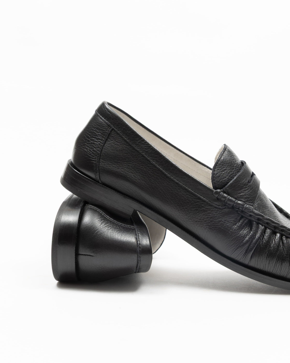 SHOES Dover Loafer in Black Oncept
