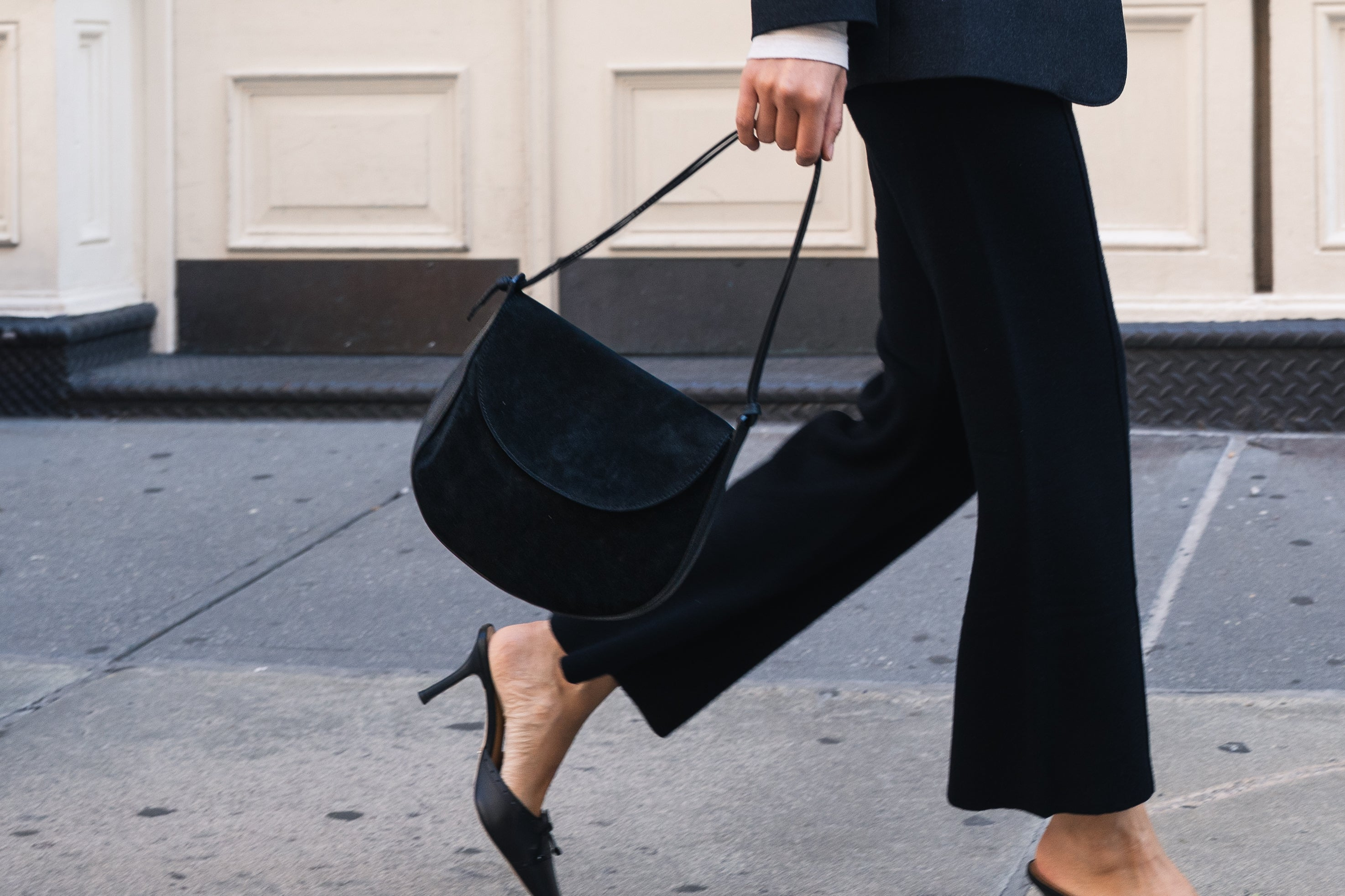 HANDBAGS Juliette Shoulder Bag in Black Suede Lemiz