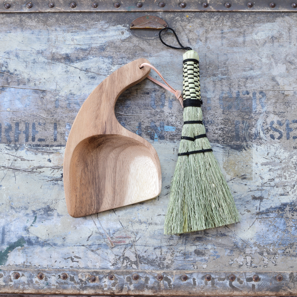 HOME ACCESSORIES Sorghum Hand Broom & Dustpan in Ink Earth & Nest