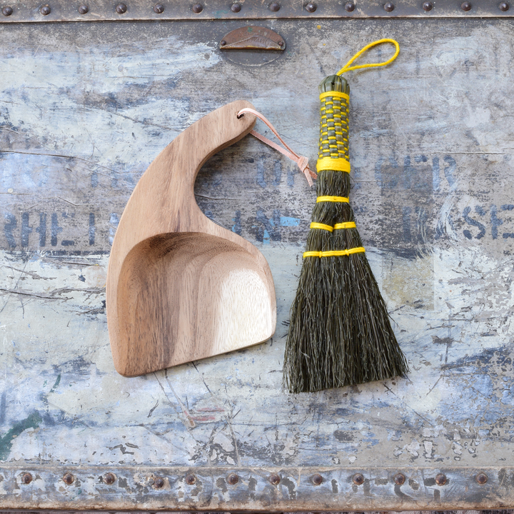 HOME ACCESSORIES Sorghum Hand Broom & Dustpan in Saffron Earth & Nest