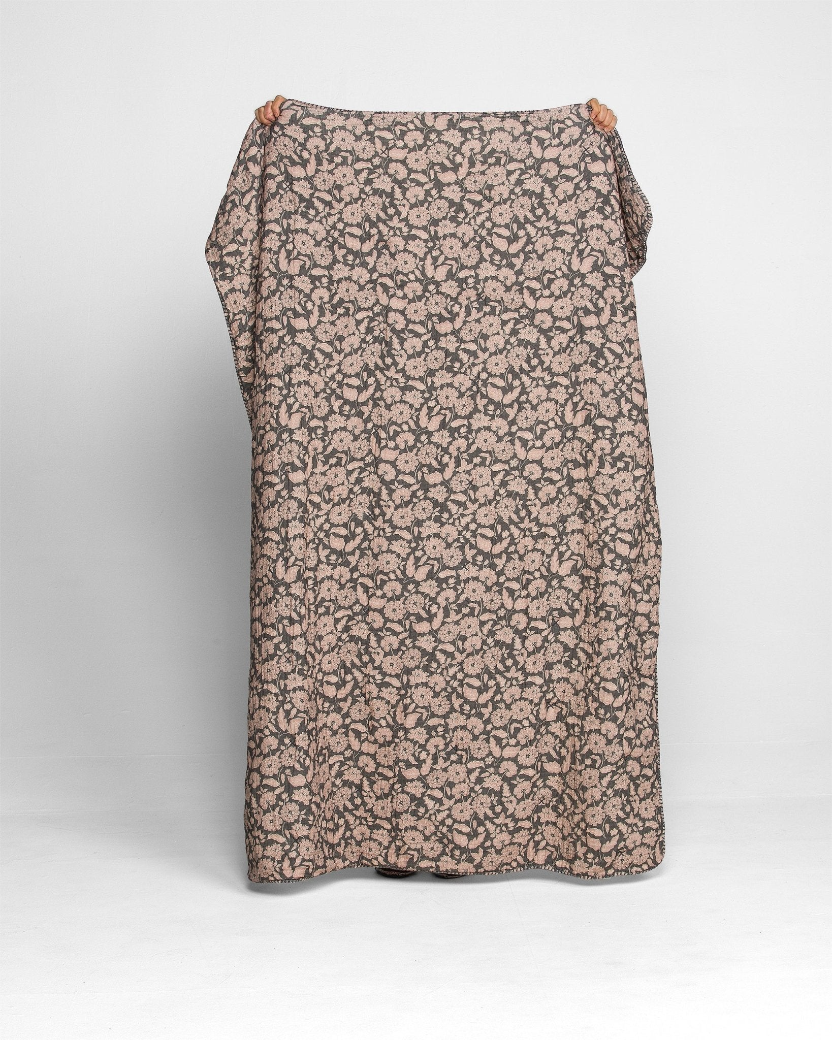 HOME DECOR Sherpa Cottage Blanket in Anthracite Floral House No. 23