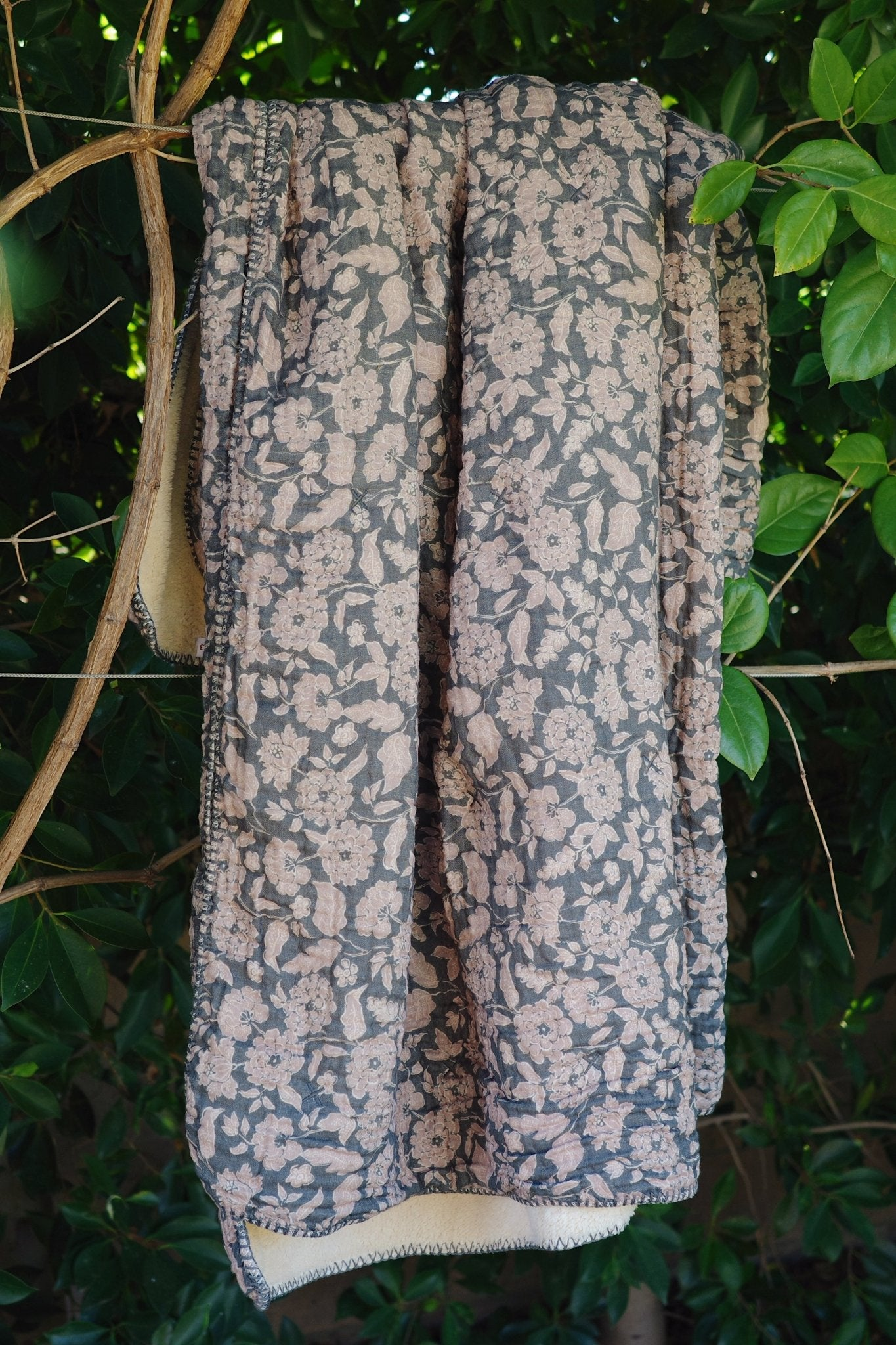 HOME DECOR Sherpa Cottage Blanket in Anthracite Floral House No. 23