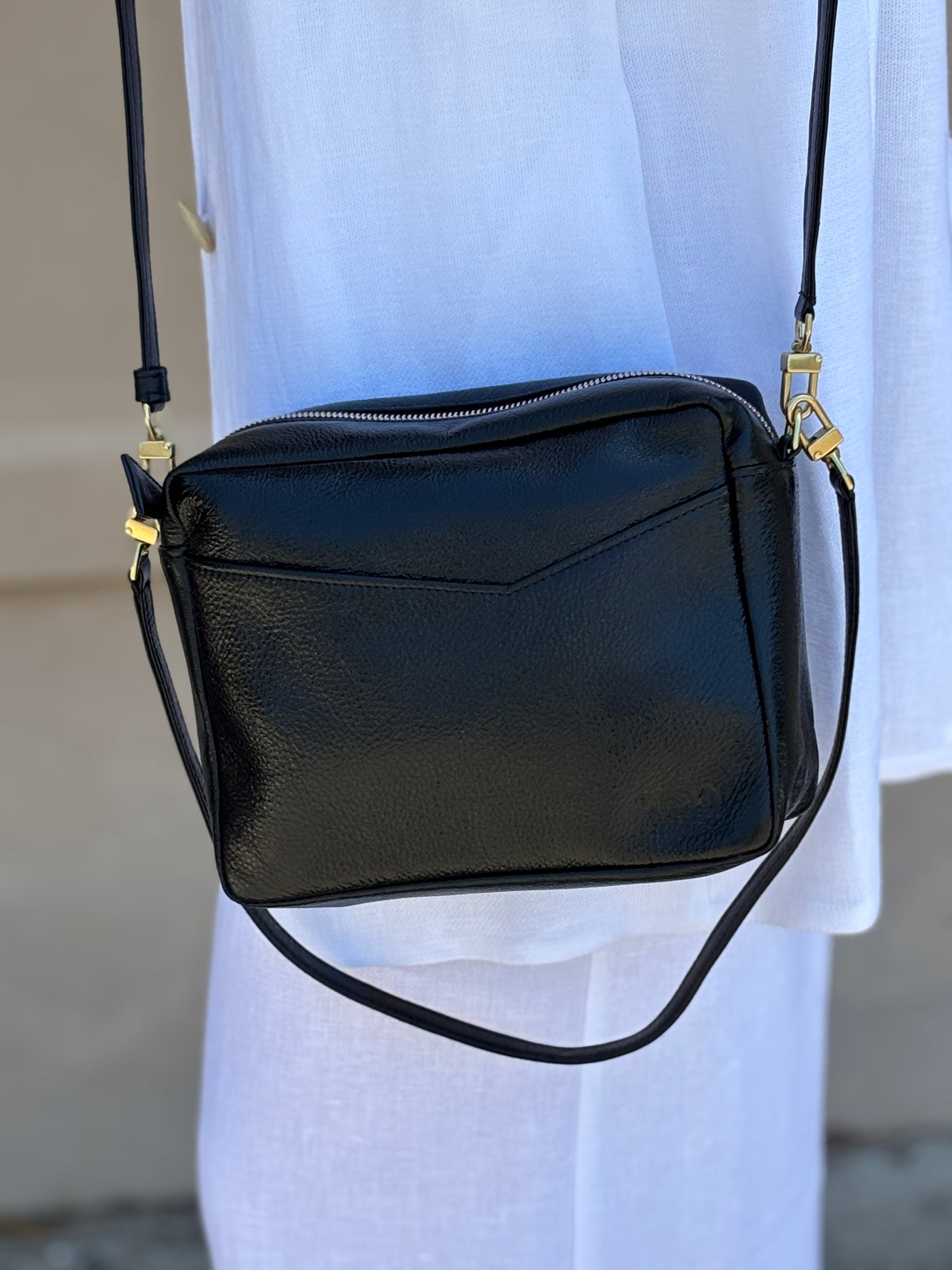 HANDBAGS ROME CROSSBODY IN BLACK METALLIC ORSYN