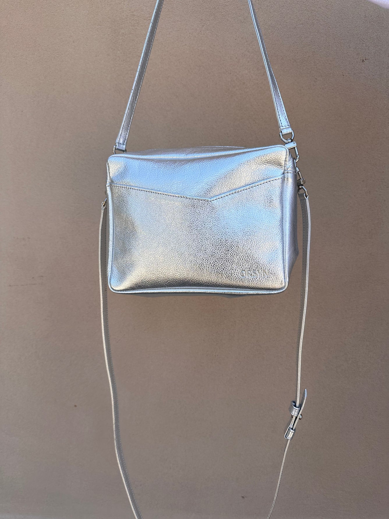 HANDBAGS ROME CROSSBODY IN SILVER METALLIC ORSYN