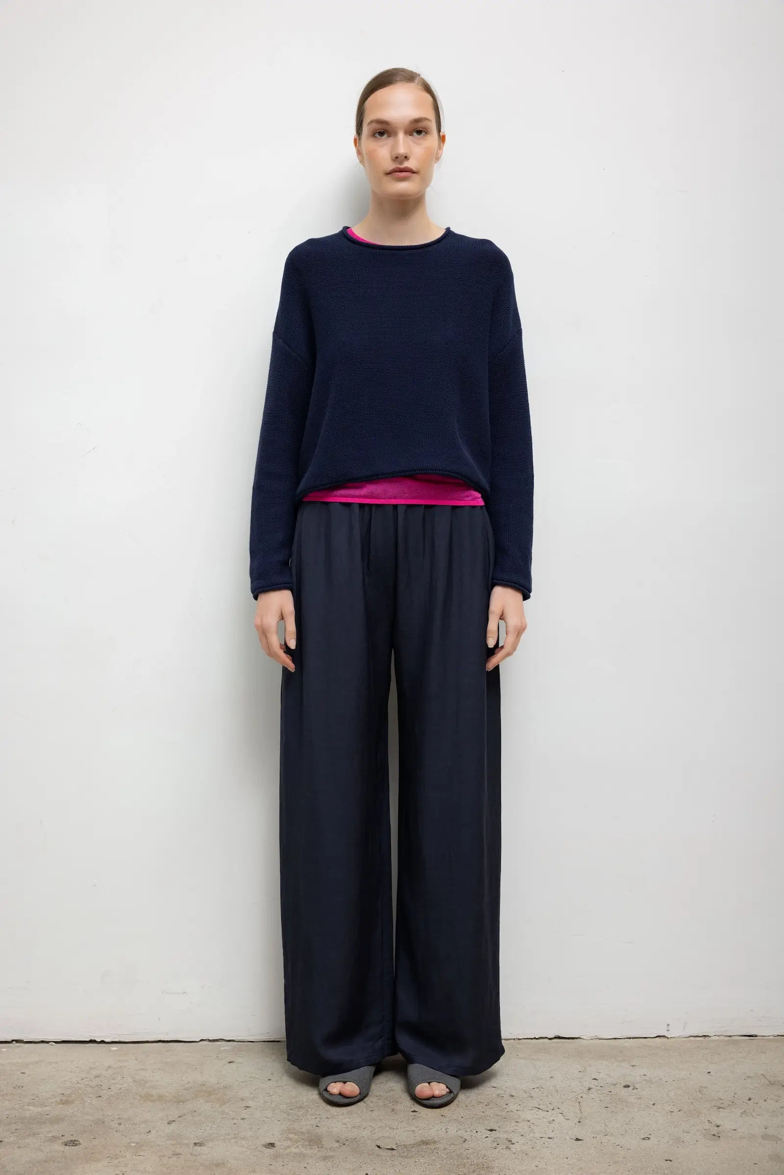 SWEATERS Mae Crewneck in Midnight Leset