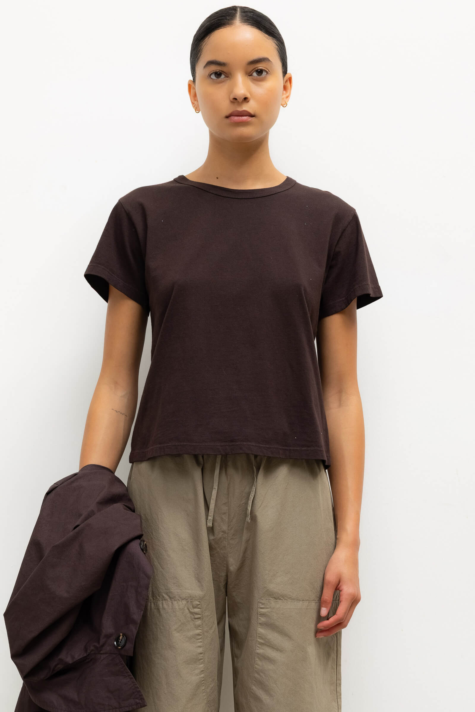 TEES/TANKS The Margo Tee in Chocolate Leset