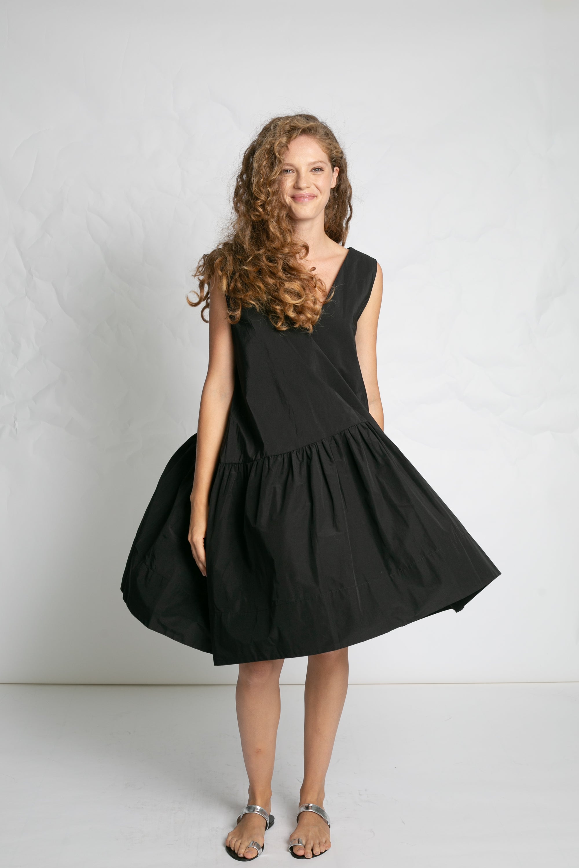 DRESSES/JUMPSUITS V-Neck Volume Dress in Black Les Filles d'Ailleurs