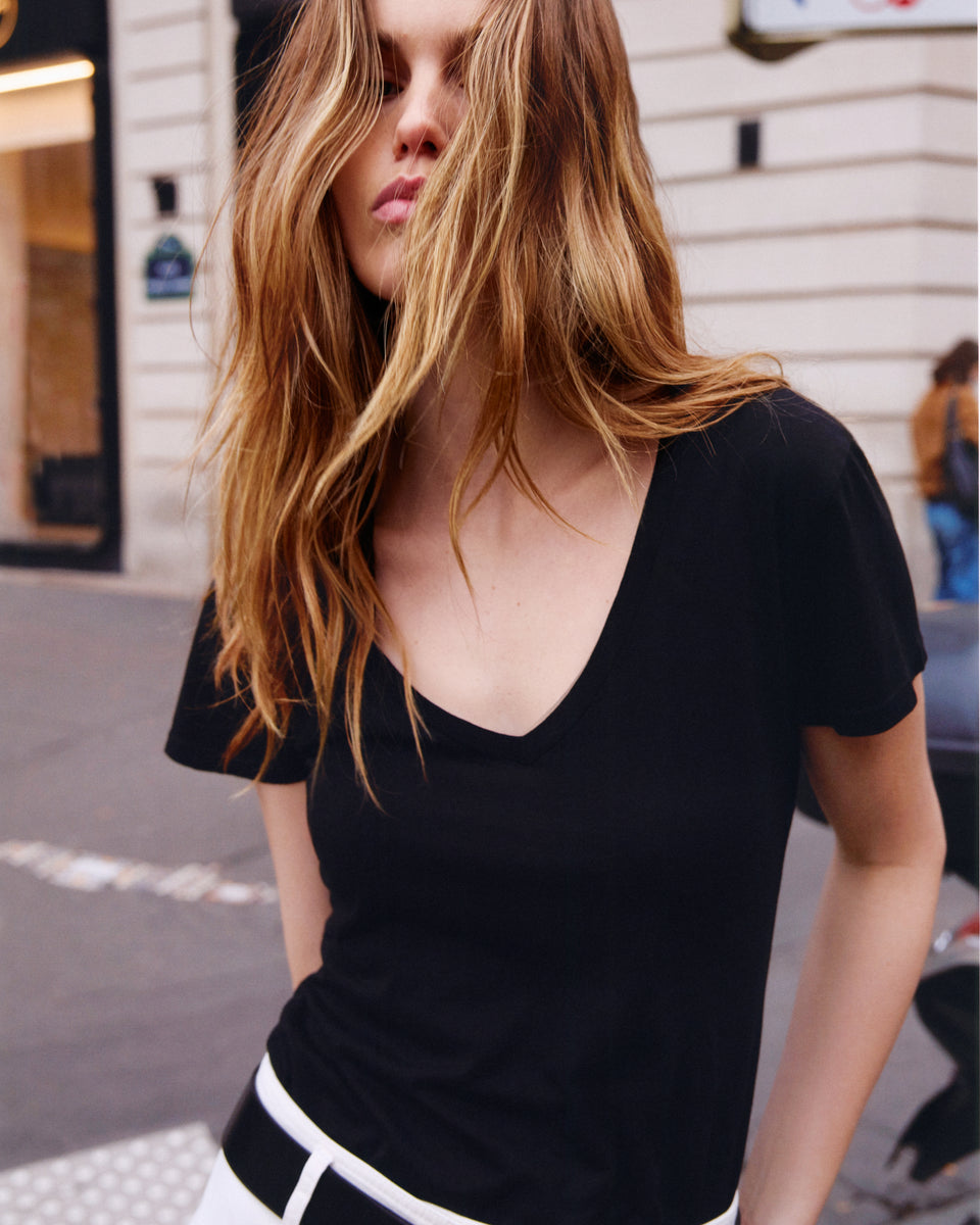 TEES/TANKS Carol V-neck Tee in Jet Black Nili Lotan