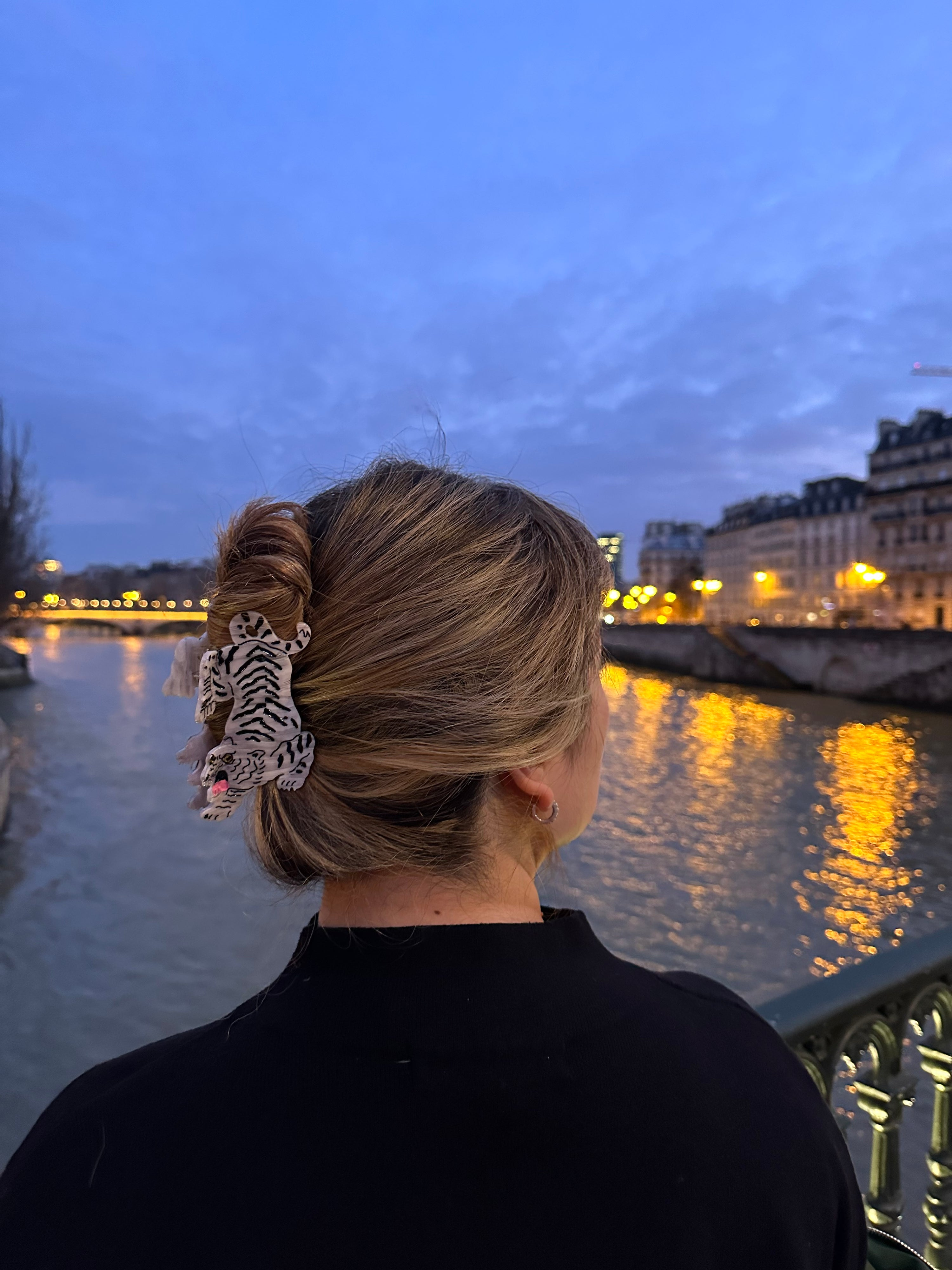 ACCESSORIES Tiger Claw Clip in White Solar Eclipse