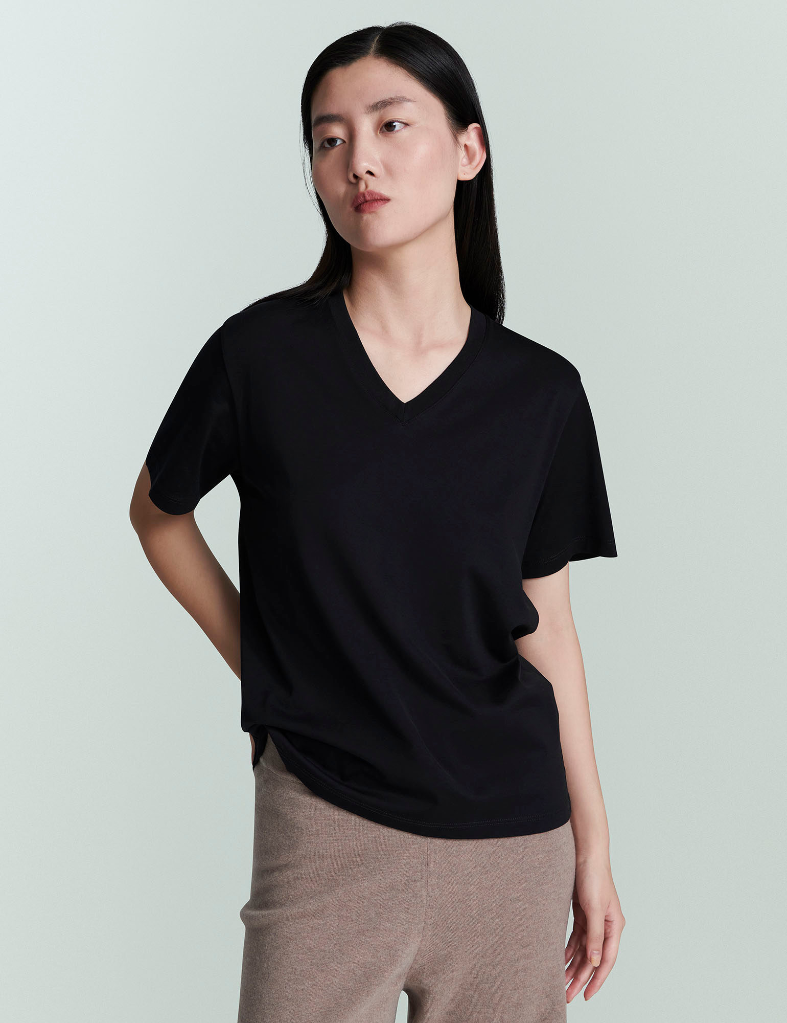 TEES/TANKS V-Neck Jersey T-Shirt in Black Handvaerk