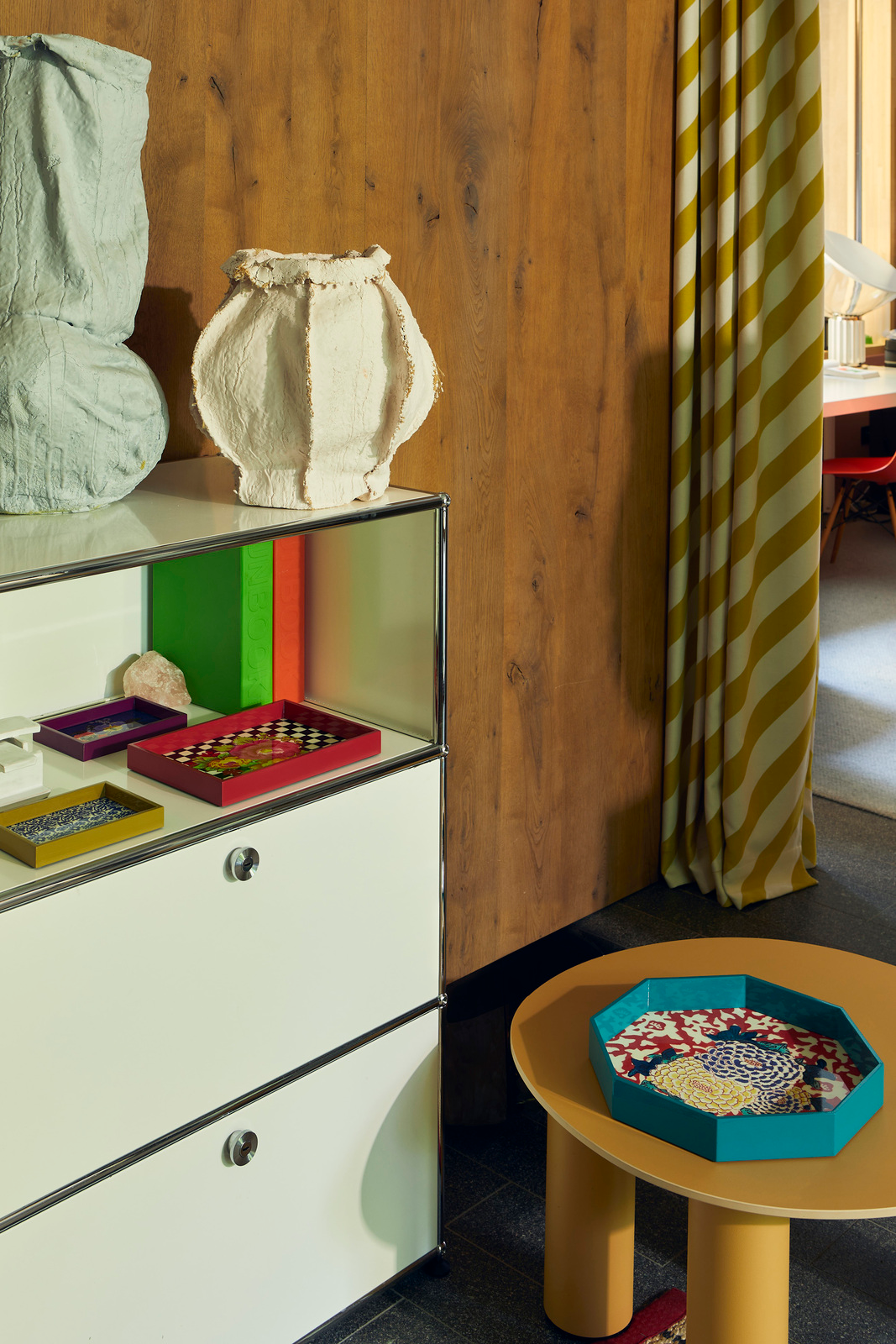 HOME ACCESSORIES Octagonal Arabesque Tray in Geranium Lisa Corti