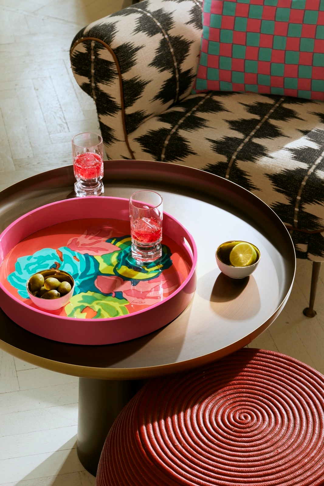 HOME ACCESSORIES Round Nizam Tray in Geranium Lisa Corti