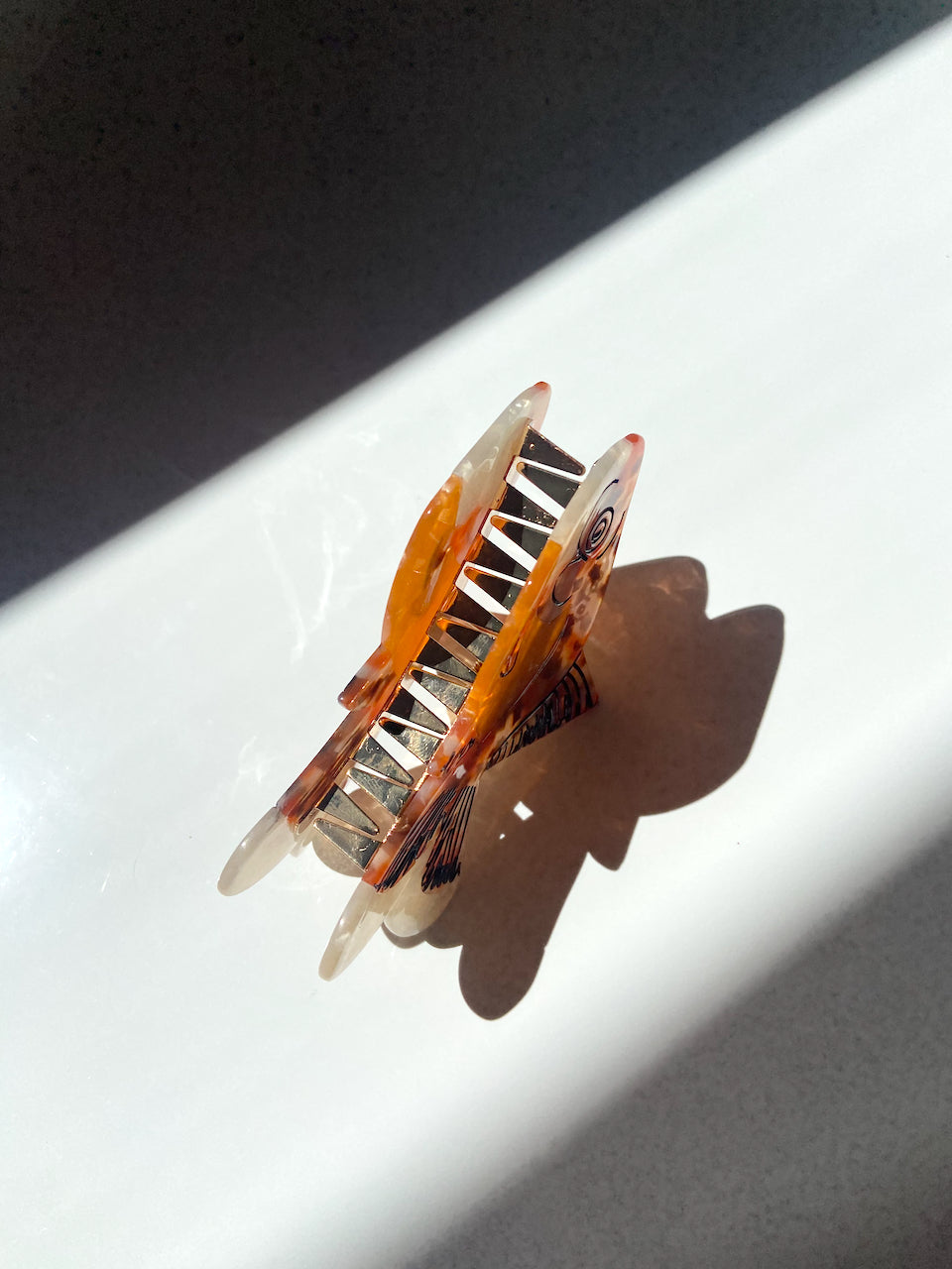 ACCESSORIES Goldfish Claw Clip in Orange Solar Eclipse