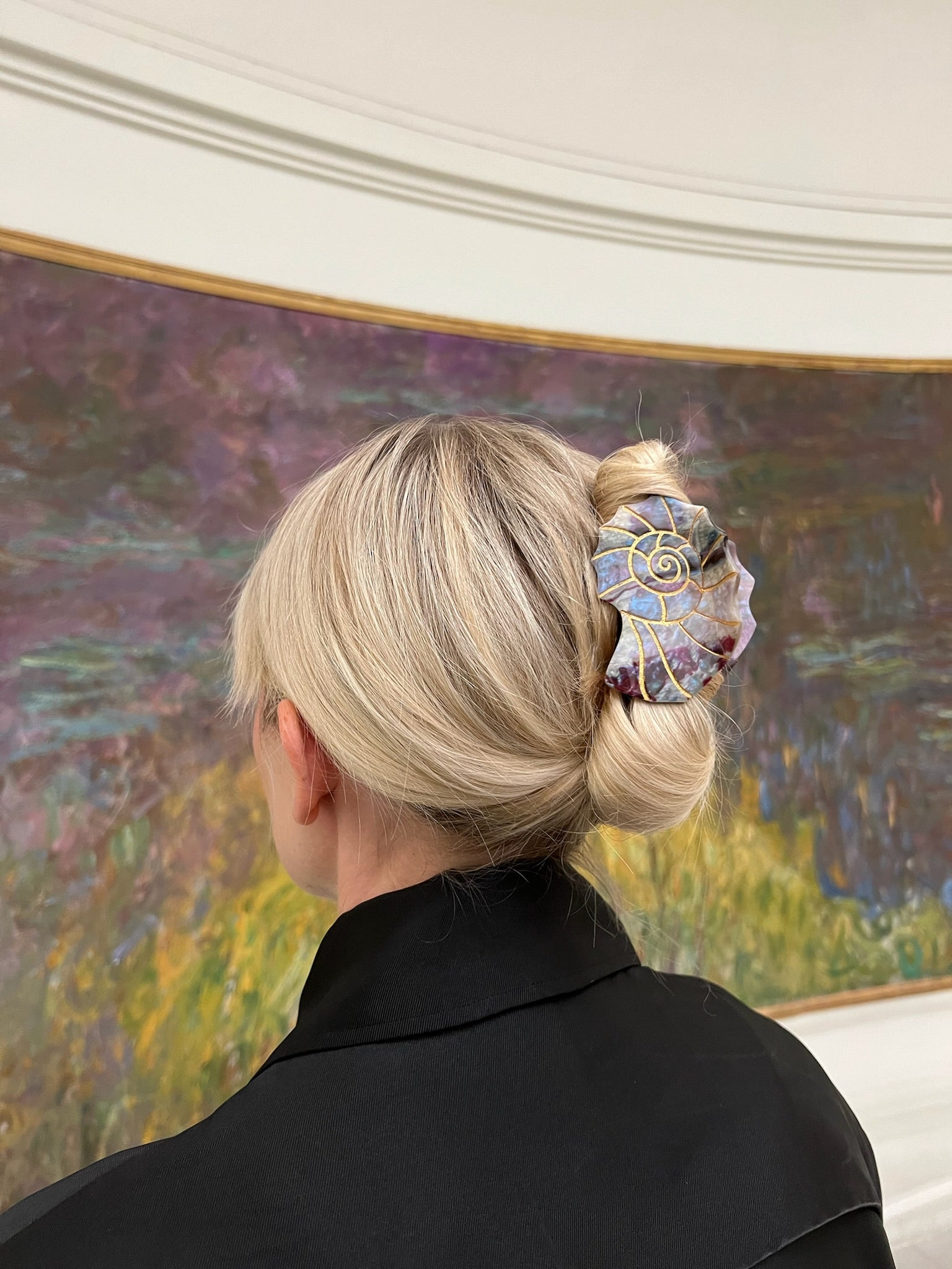 ACCESSORIES Sundial Shell Claw Clip in Mother of Pearl Solar Eclipse