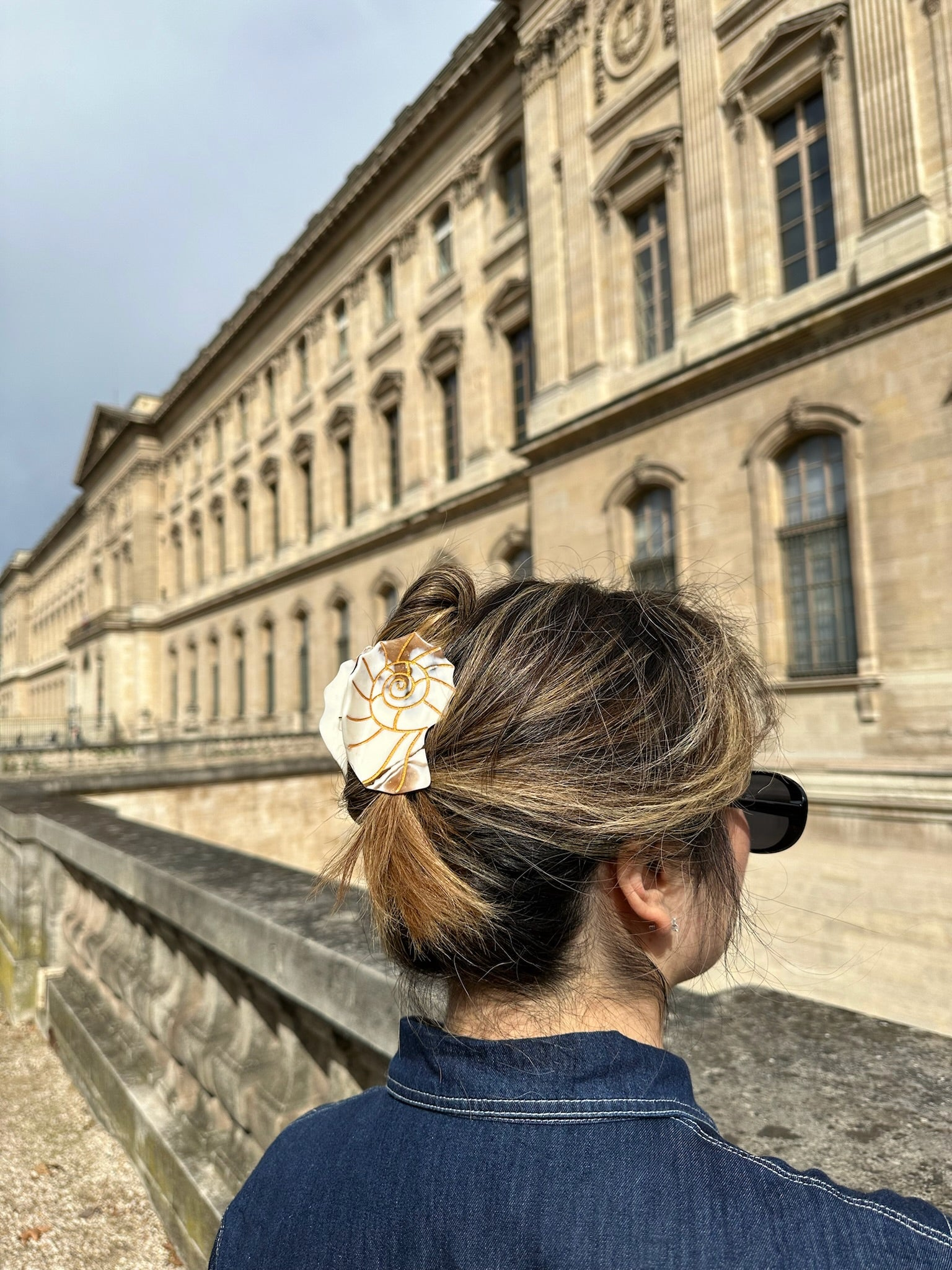 ACCESSORIES Sundial Shell Claw Clip in Golden Sand Solar Eclipse