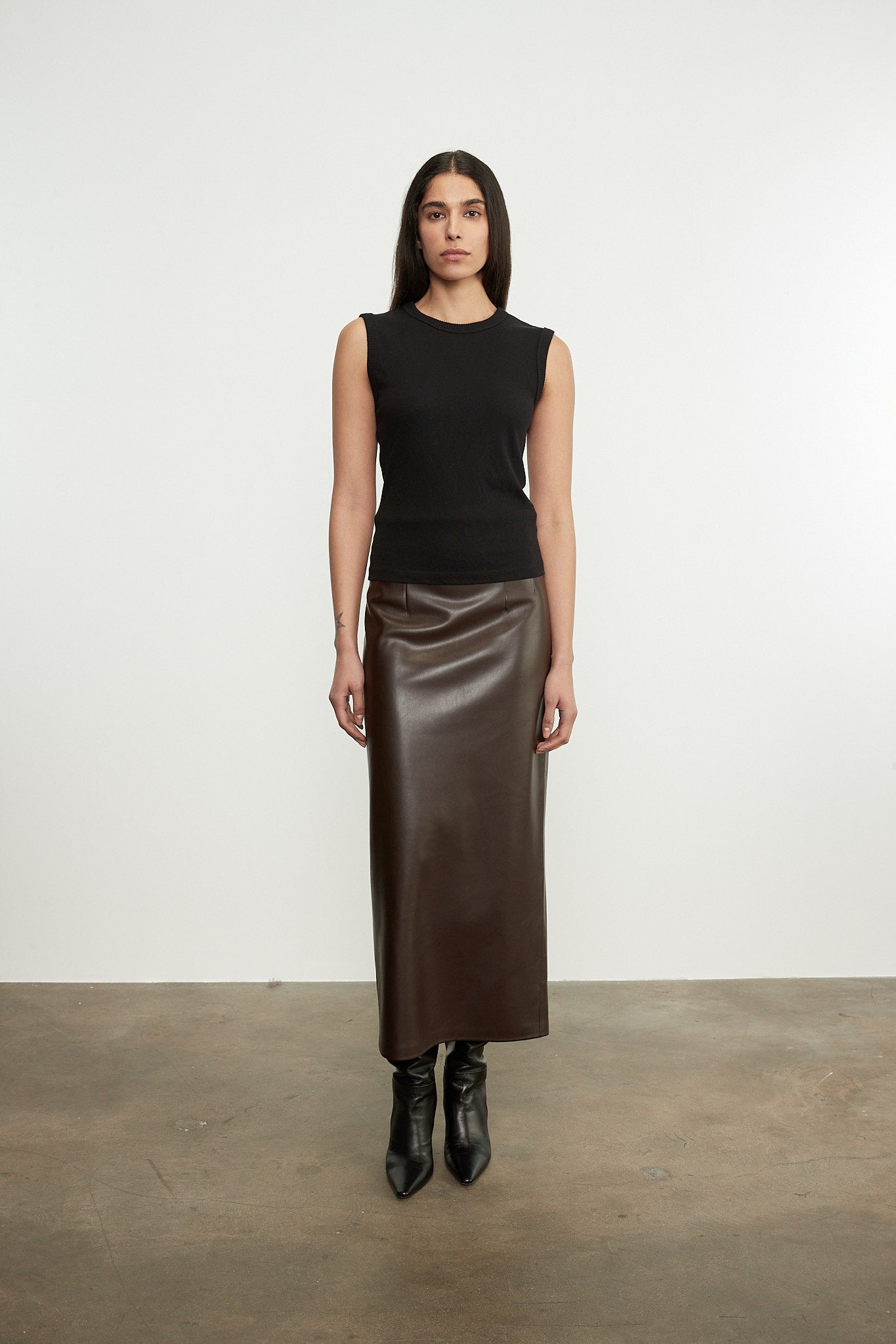 BLOUSES/SHIRTS/TOPS New Classic Sleeveless Crew in Black Enza Costa