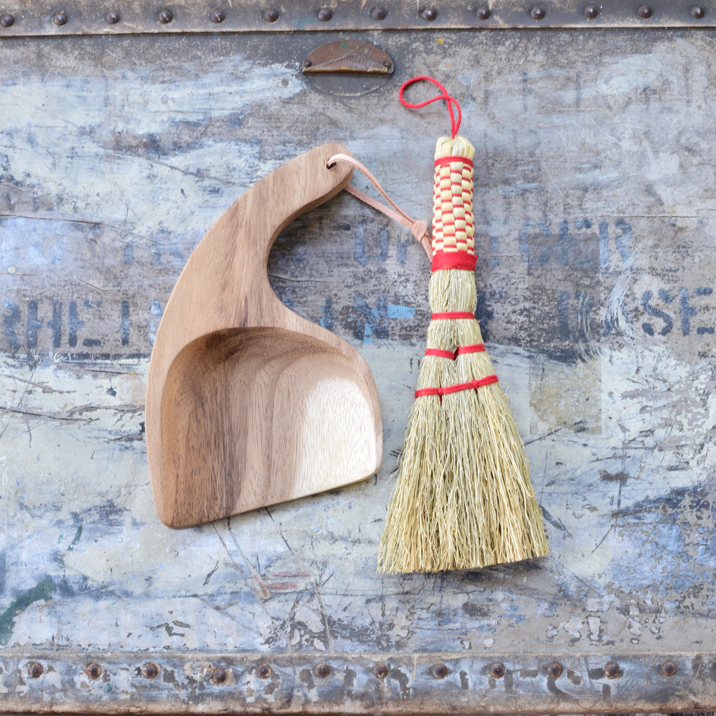 HOME ACCESSORIES SORGHUM HAND BROOM & DUSTPAN IN POPPY/DUNE GRASS Earth & Nest