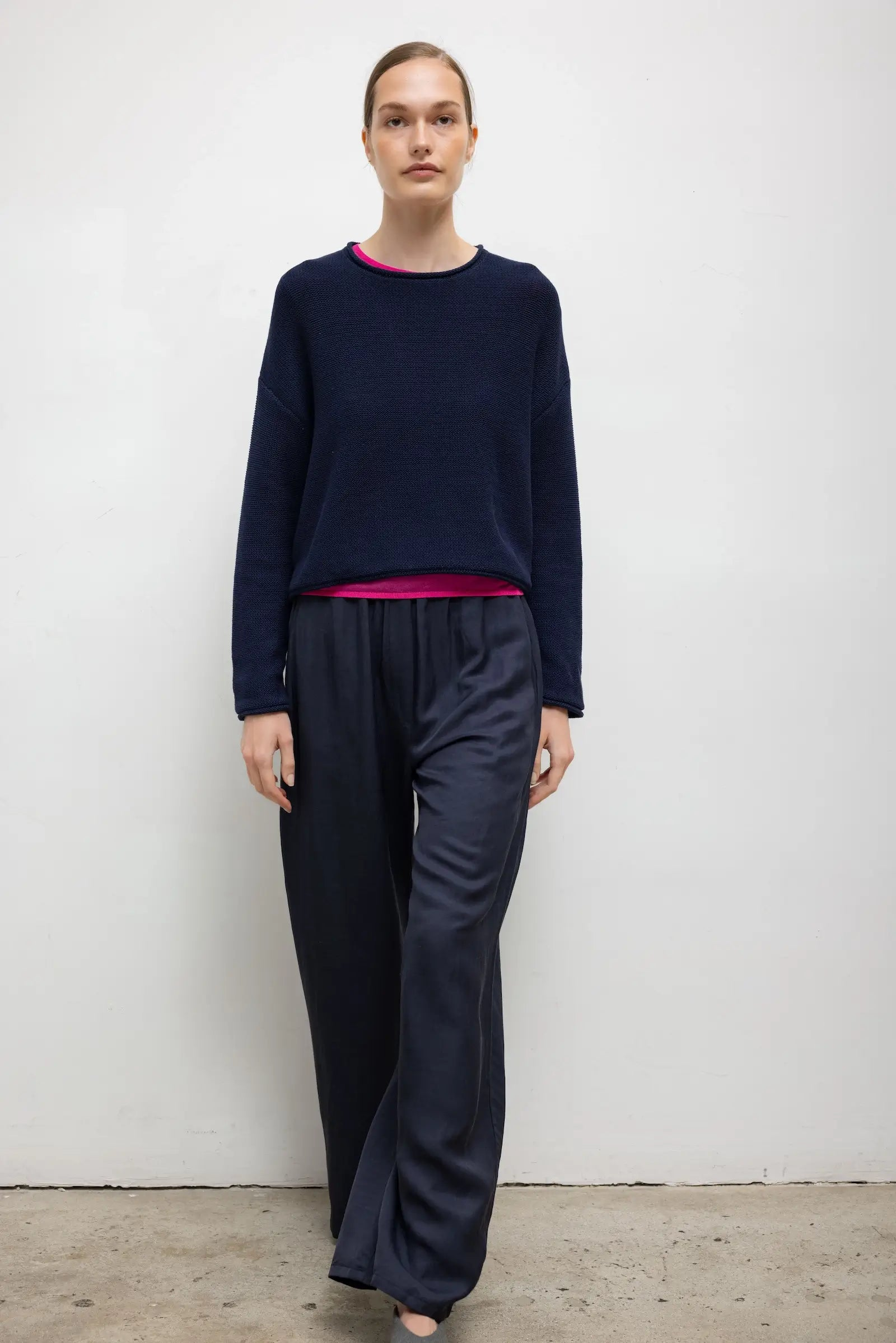 SWEATERS Mae Crewneck in Midnight Leset