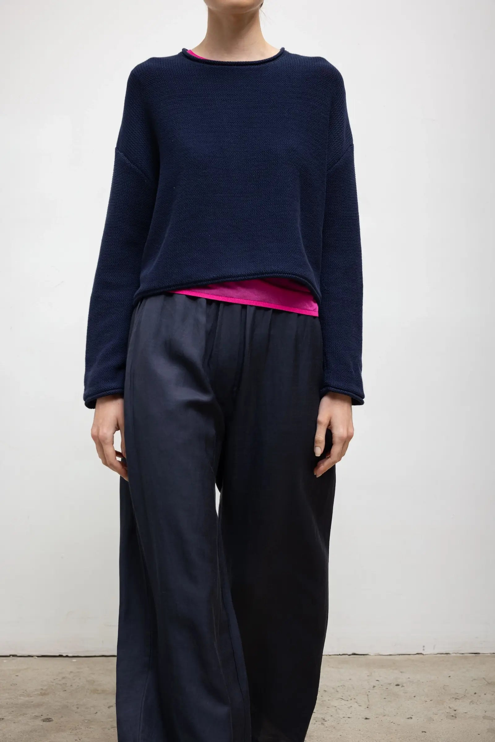 SWEATERS Mae Crewneck in Midnight Leset
