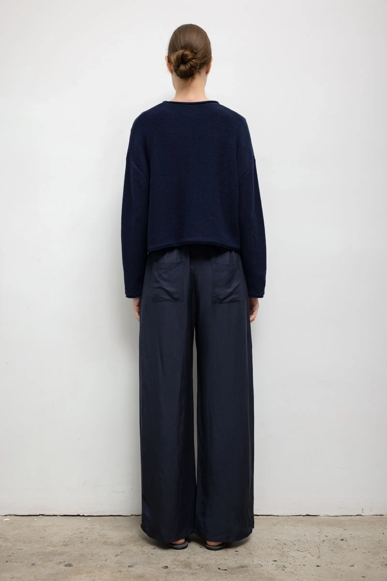 SWEATERS Mae Crewneck in Midnight Leset