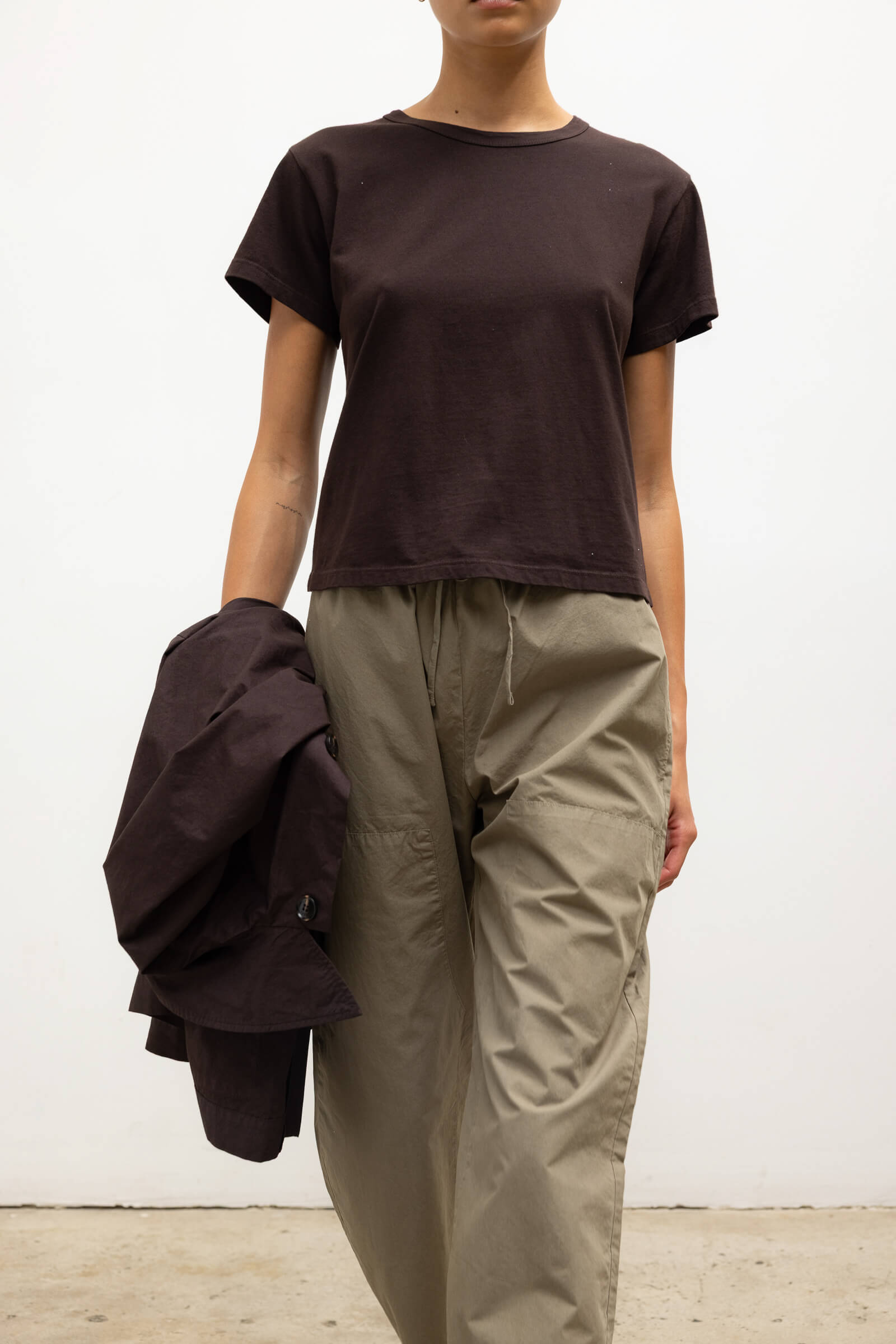 TEES/TANKS The Margo Tee in Chocolate Leset