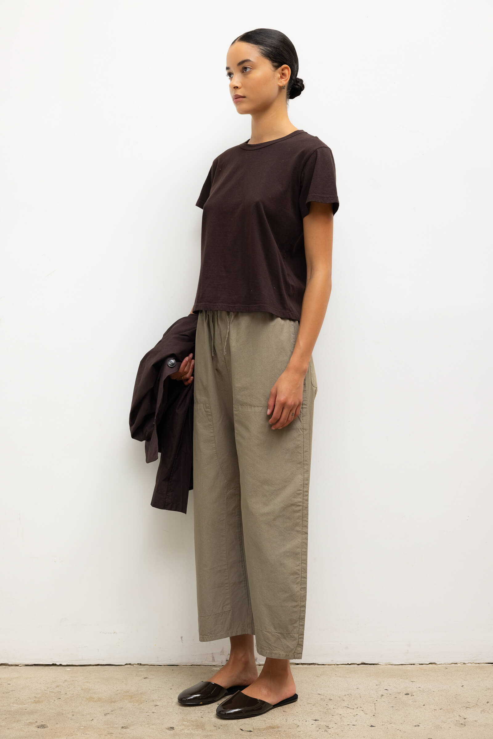 TEES/TANKS The Margo Tee in Chocolate Leset