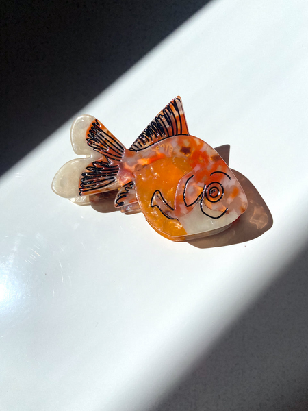 Goldfish Claw Clip in Orange – Serafina display picture 3