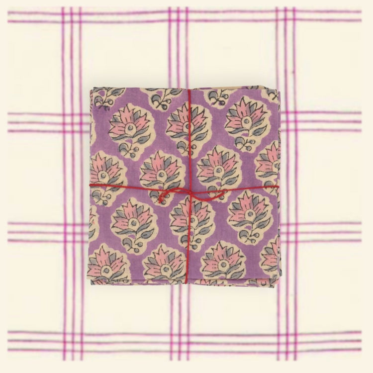 HOME DECOR Suzette Napkin in Oxalis Violet Suzette a table