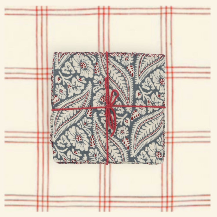 HOME DECOR Suzette Napkin in Perry Moonlight Suzette a table